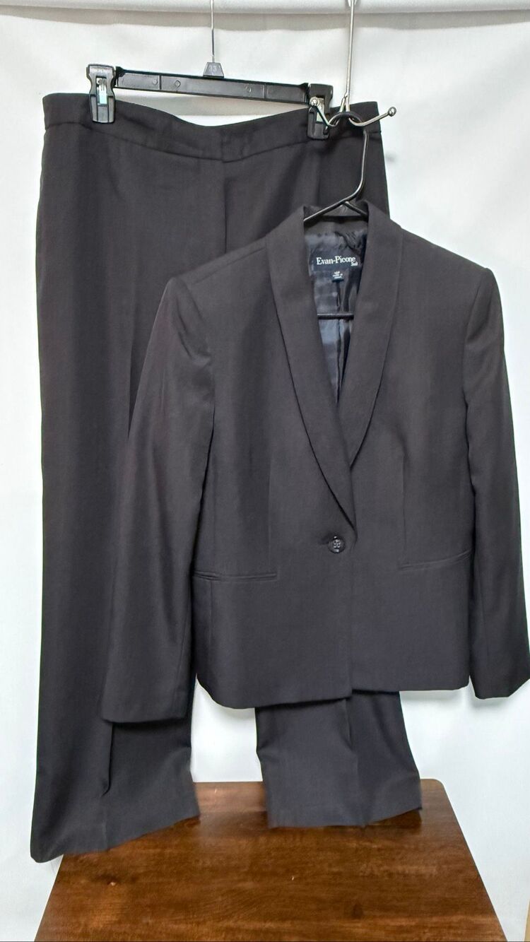 Evan-Picone Women’s gray pinstriped two piece pant suit size 12 petite